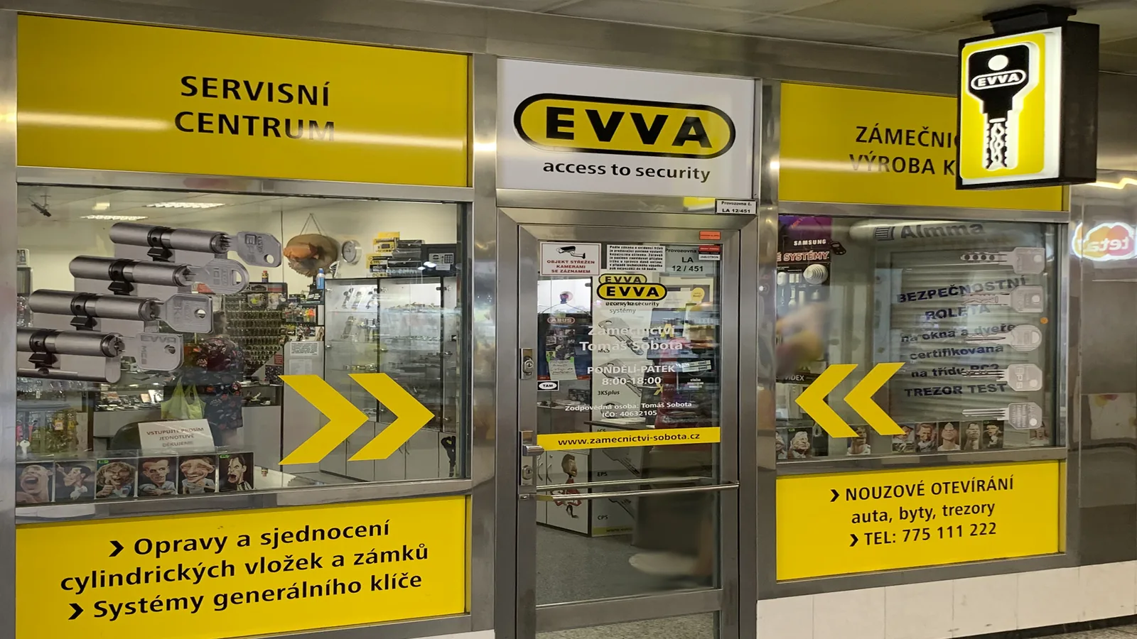 Provozovna zámečnictví ve vestibulu metra Ládví